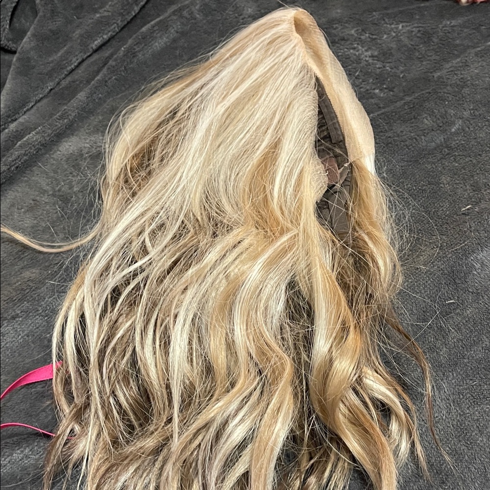 Luxurious Golden Blonde Wavy Hair Extension